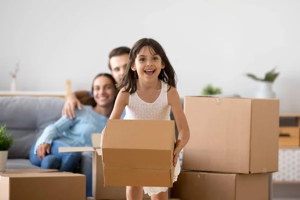 Upphetsad Girl Run med box i händerna glada att flytta — Stockfoto