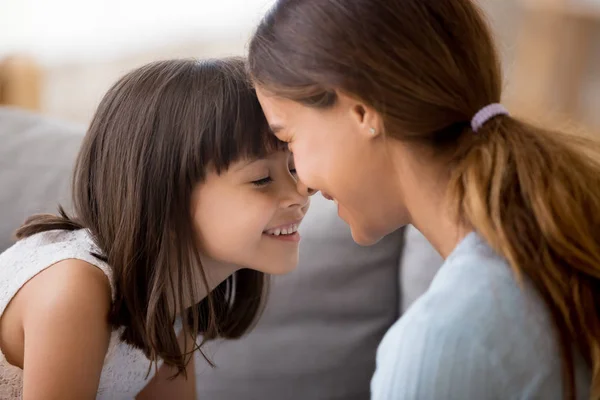 Amorosa joven mamá y poco hija disfrutar dulce momento juntos — Foto de Stock