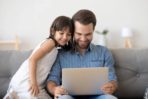 Happy papa relaxer regarder des dessins animés avec petite fille — Photo