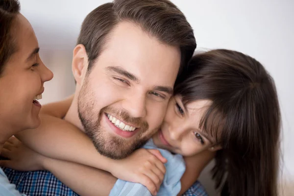 Söt förskolebarn dotter kram far som visar kärlek — Stockfoto