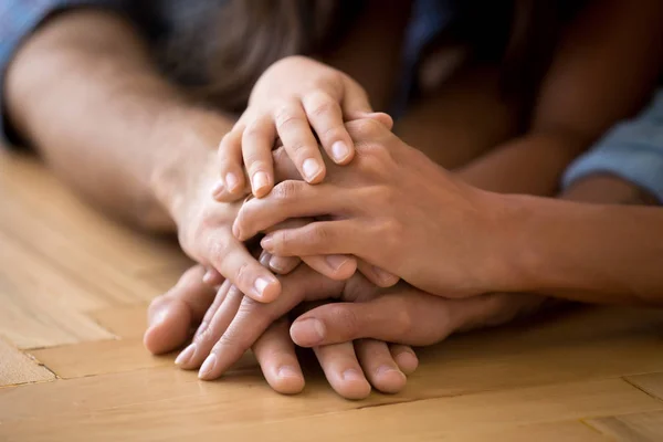 Close-up de amoroso família empilhar mãos mostrando unidade — Fotografia de Stock