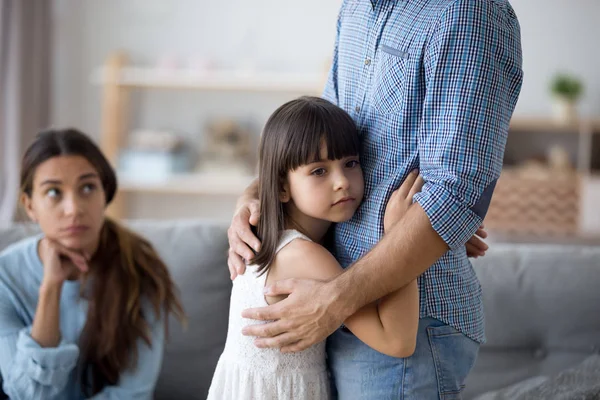 Ongelukkig klein kind knuffel verlaten ouder zeg vaarwel — Stockfoto