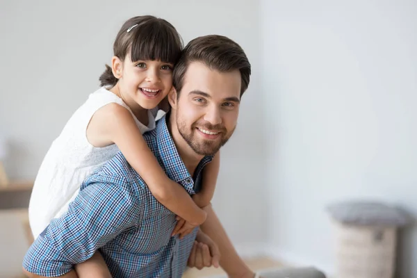 Retrato de niña feliz a cuestas papá haciendo foto — Foto de Stock