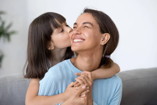 Anak kecil yang lucu mencium ibu yang bahagia di pipi — Stok Foto