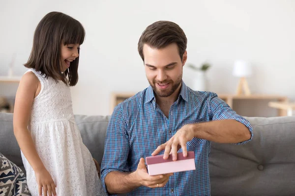 Emocionado papá abierto caja de regalo de linda hija preescolar — Foto de Stock