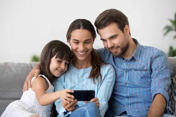 행복한 부모와 함께 작은 딸 걸릴 셀카 에 휴대 전화 — 스톡 사진