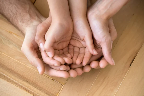 Close-up de amar mãe pai e filho de mãos dadas no chão palmas para cima — Fotografia de Stock