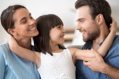 Mutlu komik çocuk evde rahatlatıcı genç anne sarılmak