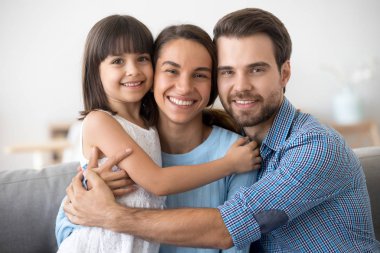 Resim için poz çocuk sarılma ile mutlu aile portresi