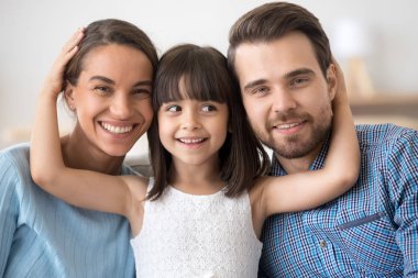 Küçük çocuk kucaklama poz ile aile portresi