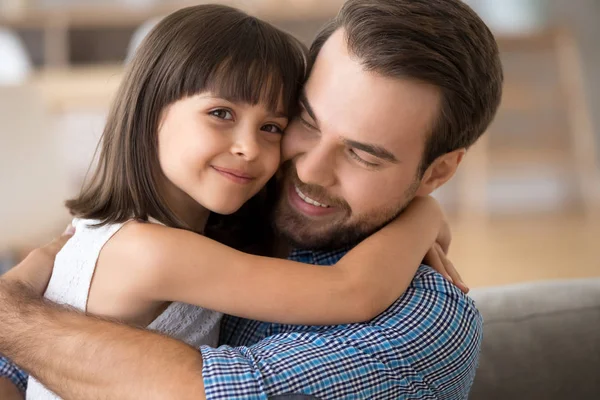 Amare papà e figlia abbraccio a casa facendo foto — Foto Stock