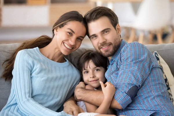 Familienporträt von Eltern posiert zu Hause mit kleiner Tochter — Stockfoto