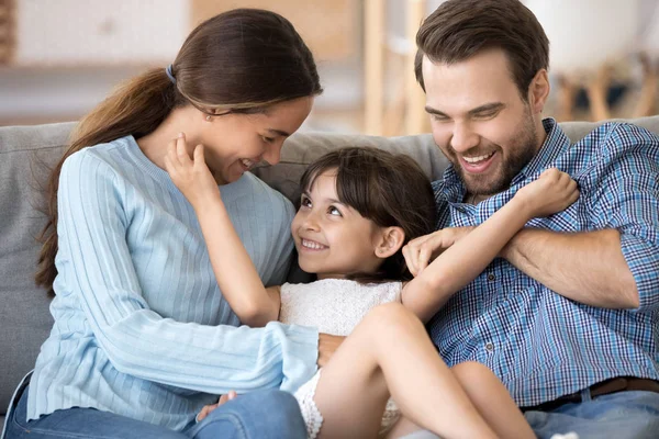 Menina bonito se divertir relaxante em casa com os pais — Fotografia de Stock