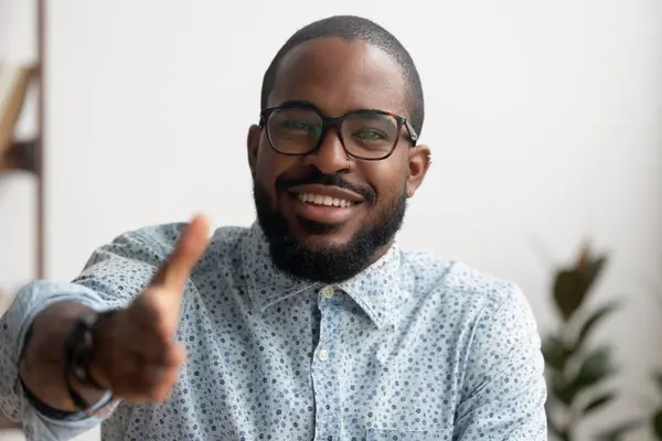 Ritratto di amichevole uomo d'affari africano sorridente che offre mano per il saluto — Foto Stock