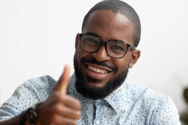 Porträt eines smart lächelnden afrikanisch-amerikanischen Geschäftsmannes, der die Daumen nach oben streckt — Stockfoto