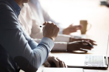 Toplantıda yönetim kurulu nda oturan çok ırklı çalışanları kapatın