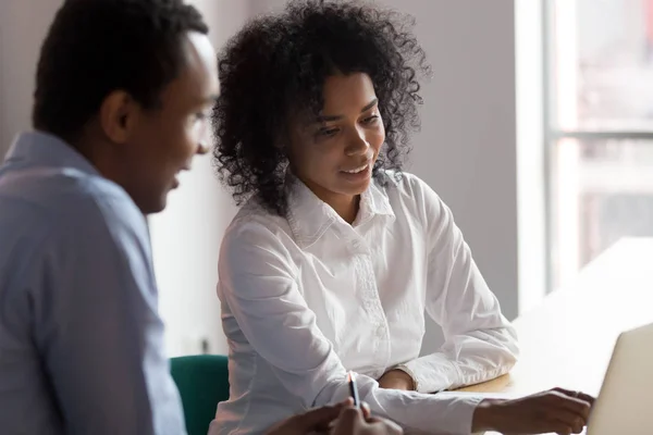 Afro-americano empresária mentor ajudando masculino trainee com projeto — Fotografia de Stock