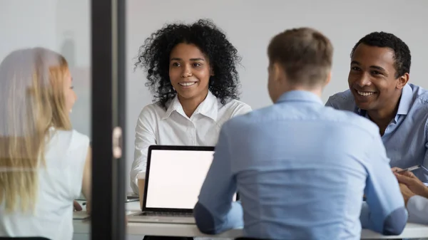 Empresarios multirraciales sentados en la sala de juntas, discutiendo proyecto, estrategia — Foto de Stock