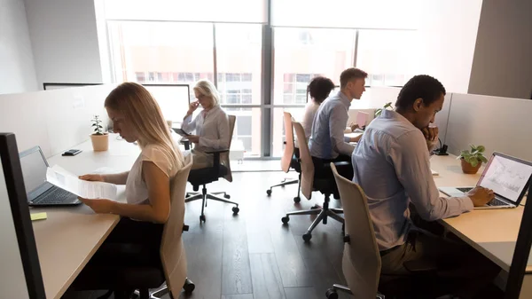 Diversos empresarios que trabajan en la oficina, utilizando computadoras, jornada laboral — Foto de Stock