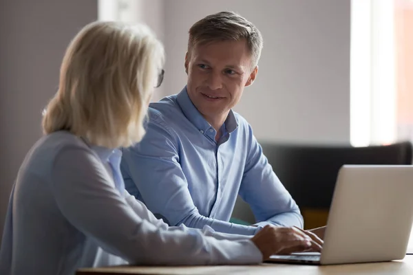 Trainee praten met volwassen zakenvrouw, mentor, samenwerken — Stockfoto