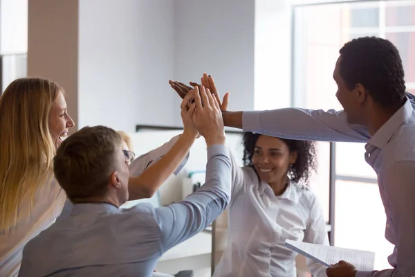 Multirassische Mitarbeiter geben High Five bei Briefing und zeigen Einigkeit — Stockfoto