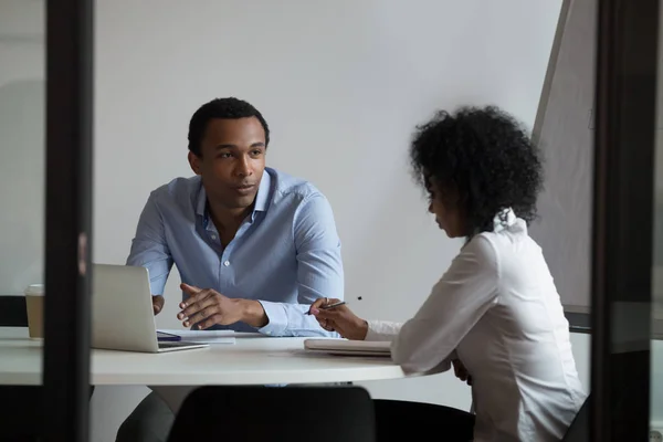 Homme d'affaires afro-américain et femme d'affaires discutant projet, planification — Photo