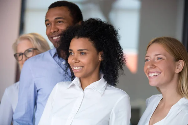 Zróżnicowany pracowników z African American lider stwarzających w biurze — Zdjęcie stockowe