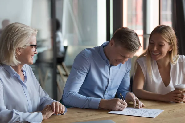 Säker affärsman underteckna kontrakt med partners, framgångsrikt avtal koncept — Stockfoto