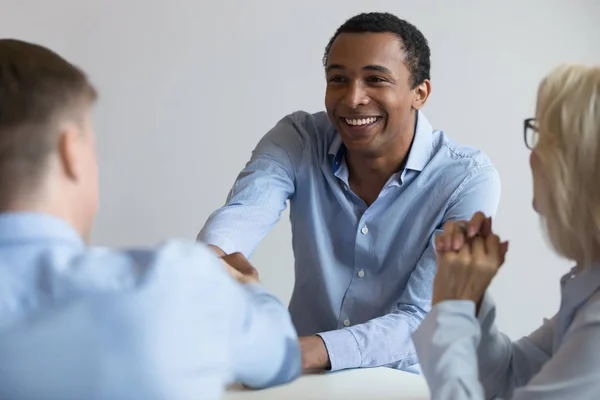 Candidato afro-americano apertando a mão do empregador na entrevista de emprego — Fotografia de Stock