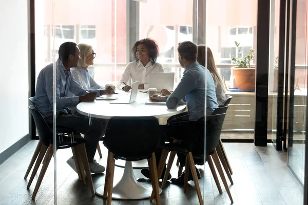 African American Boss Holding briefing met medewerkers in boardroom — Stockfoto