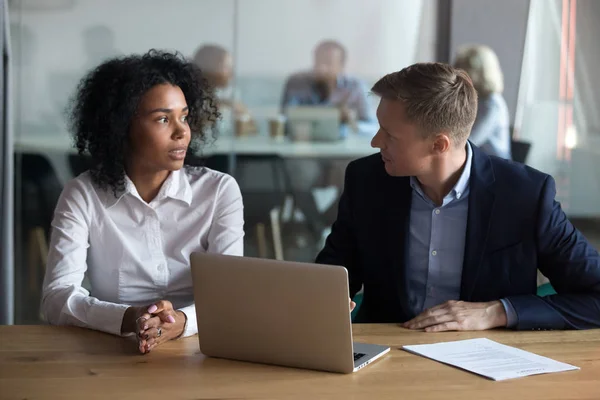 Confiado mentor empresario dando instrucciones a los aprendices en el lugar de trabajo — Foto de Stock