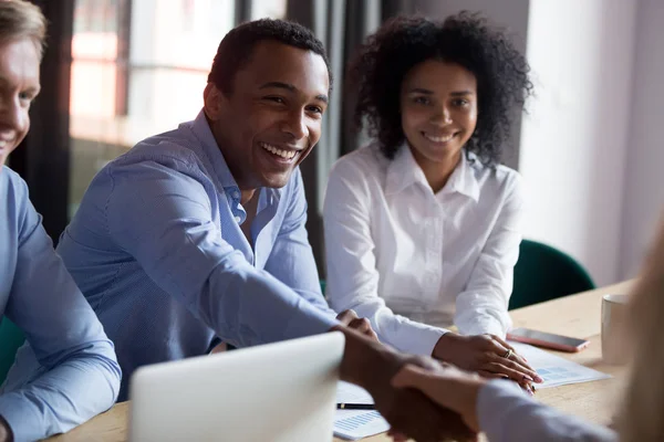 Afrikanisch-amerikanischer Geschäftsmann schüttelt Geschäftspartner bei Treffen die Hand — Stockfoto