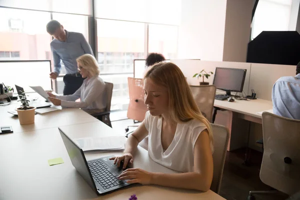 Gente de negocios que trabaja en la oficina moderna, usando computadoras, día de trabajo ocupado — Foto de Stock