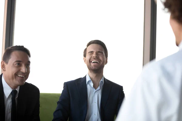 求職者は、笑いの雇用者に良い第一印象を与える — ストック写真