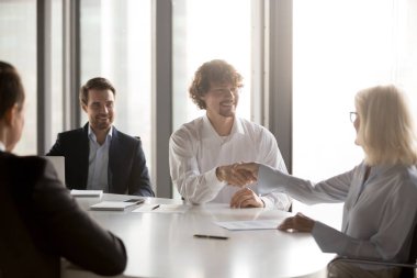 Mutlu iş ortakları el sıkışma başarılı anlaşma kapanış