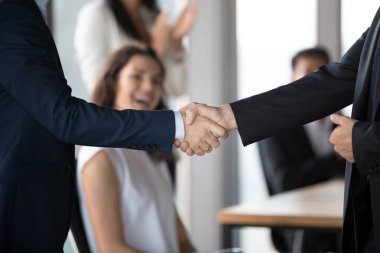 Başarılı iş anlaşmasını kapatan işadamlarının el sıkışması