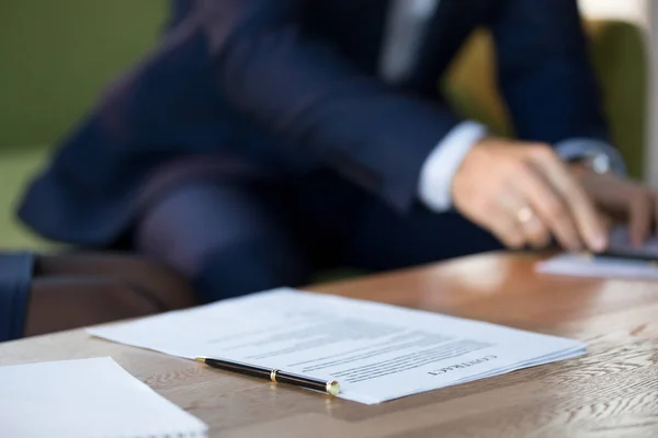 Fechar o contrato de negócios na mesa com caneta — Fotografia de Stock