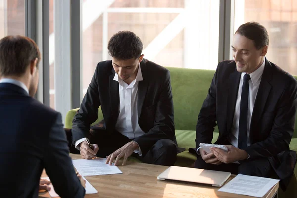 Les hommes d'affaires signent un contrat d'affaires après des négociations fructueuses — Photo