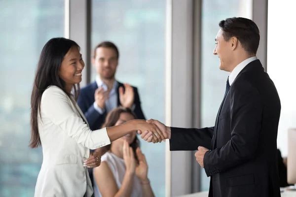 CEO de la empresa apretón de manos saludo empleado femenino con logro —  Fotos de Stock