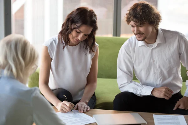 Gelukkige zakenvrouw ondertekenen contract sluiten deal op Meeting — Stockfoto