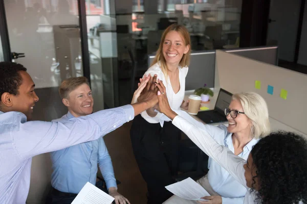 Empleados multirraciales emocionados dando cinco en sesión informativa, formación del personal — Foto de Stock