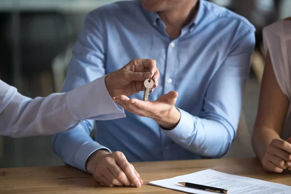 Primer plano hombre recibiendo llaves de la nueva casa, haciendo trato — Foto de Stock