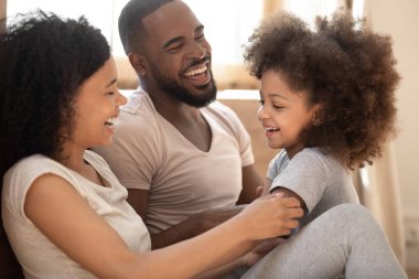 Sabah yatak odasında sevgi dolu siyah aile rahatlatıcı yapıştırma