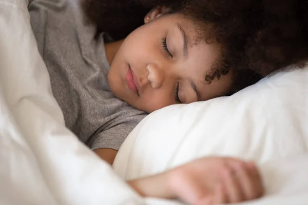 Gadis kecil african Amerika lucu tidur sendirian di tempat tidur — Stok Foto