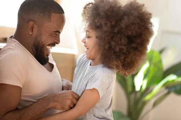 Lindo africano niño hija riendo cosquillas negro papá en casa — Foto de Stock