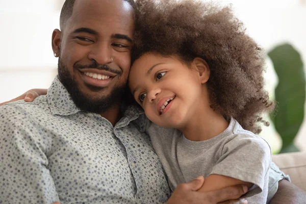 Kleine süße gemischte Rasse Kind Tochter Umarmung liebevollen schwarzen Vater — Stockfoto