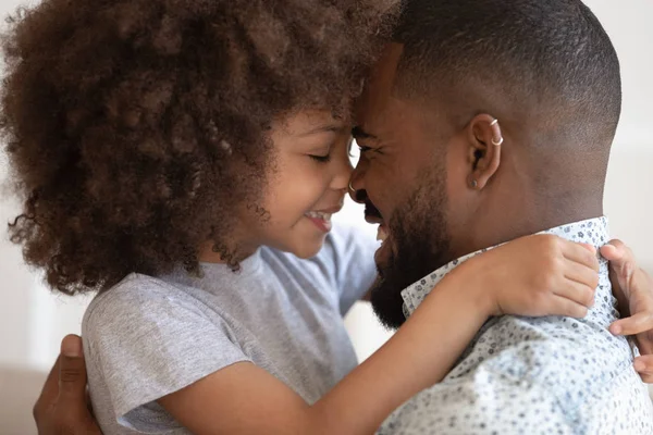 Söt liten afrikansk dotter omfamna beröring näsor med lycklig pappa — Stockfoto