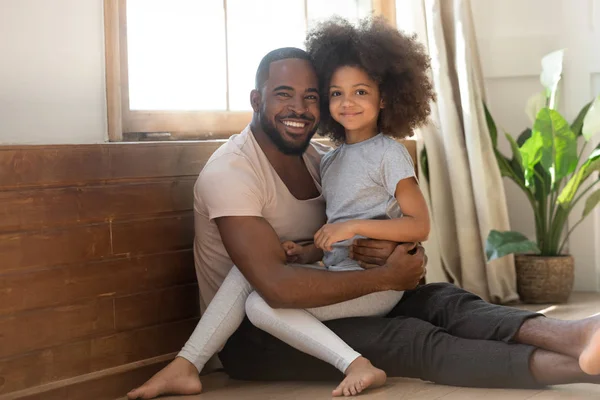 Feliz africano papá y niño hija vinculación mirando a la cámara —  Fotos de Stock