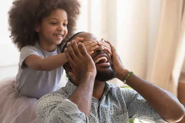 Carino africano bambino figlia chiudere gli occhi fare sorpresa per papà — Foto Stock