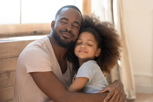 愛するアフリカの家族かわいい面白い子供の娘は幸せな父親を抱きしめる — ストック写真